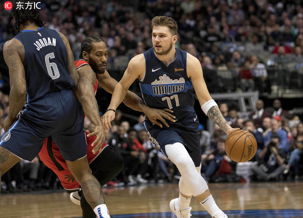  东契奇超远三分绝杀独行侠险胜森林狼